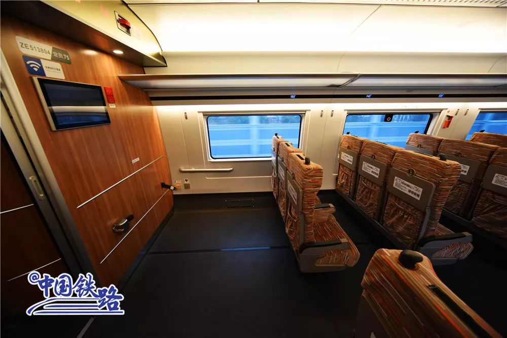 二等座二等座车厢采用2 3布局座椅间距十分舒适大长腿坐起来也毫无