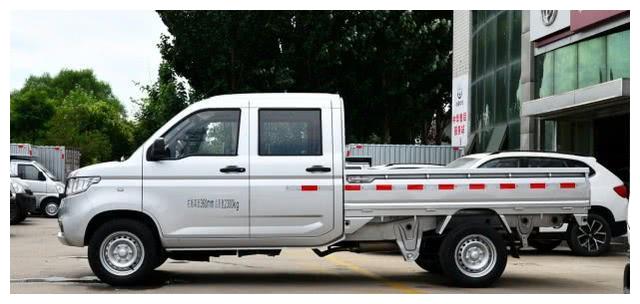 五菱荣光新品种比宏光少坐两人可拉货多五千斤