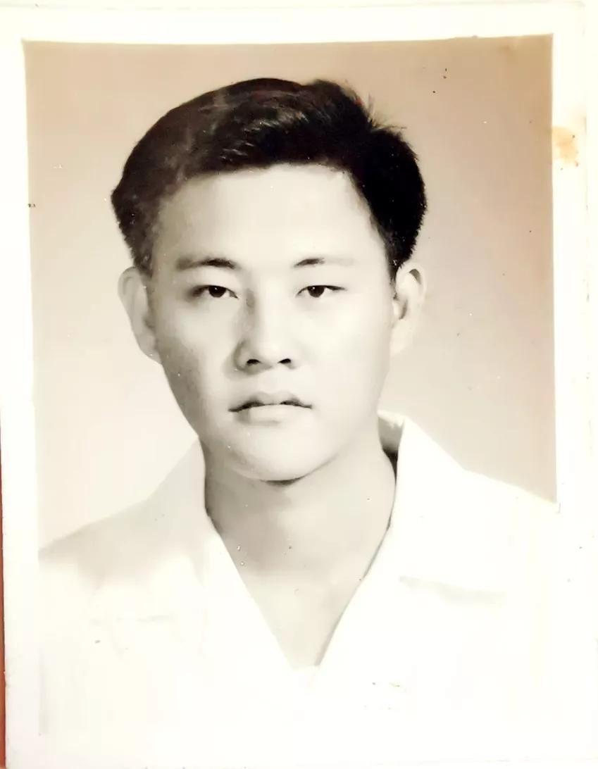 巴中同学黎航在1960年6月3日赠给林南生的照片,后面写着祖国见隔