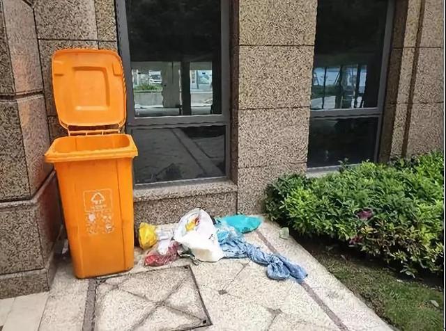 店主多次乱扔垃圾,城管在店铺门口放百斤垃圾桶:专属,随便扔