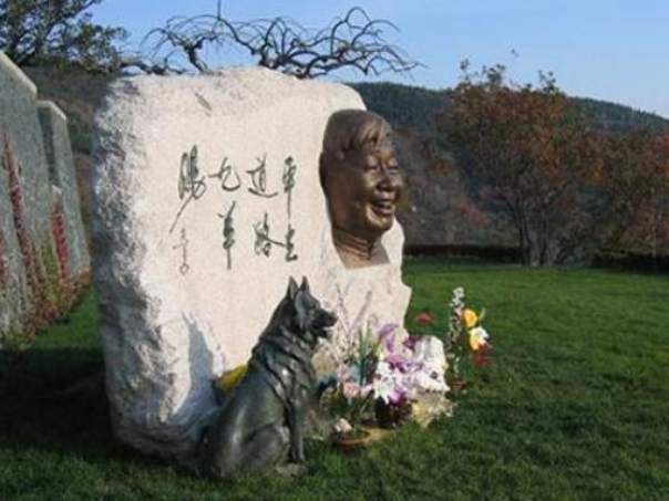 马季先生的墓地位于万佛华侨陵园,老先生的墓碑整体看着就很简洁大气