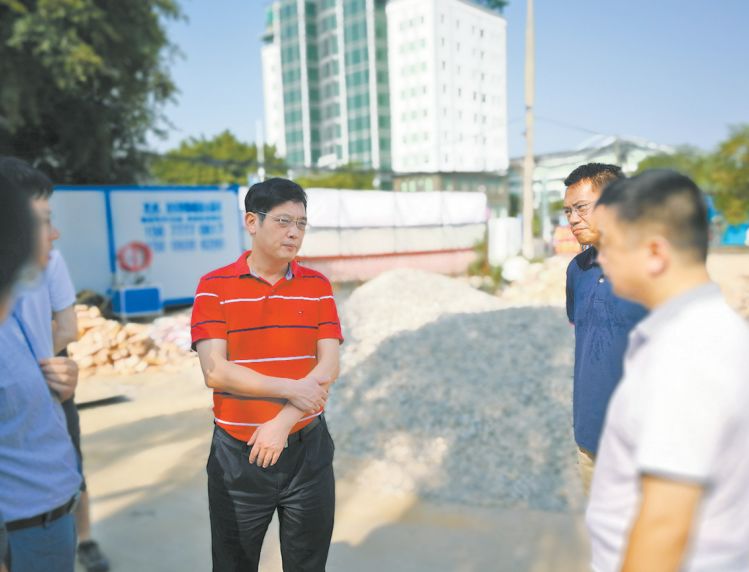 为有福之州尽责守土 勤耕细作郑章干特别能吃苦,特