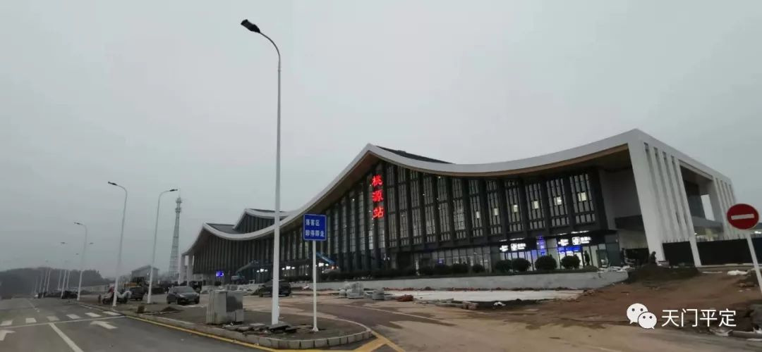 黔张常铁路试运行进行时桃源站修在桃花源记里的山水高铁站