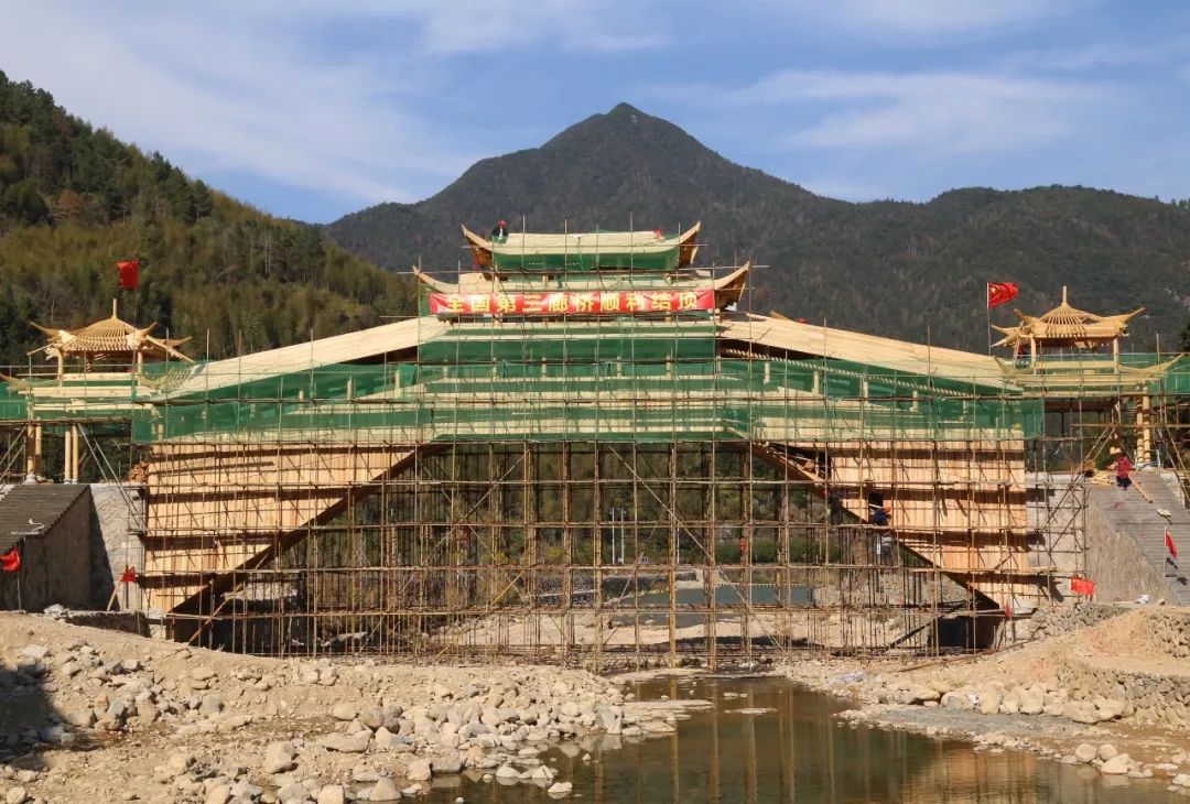 上郑乡黄岩山廊桥顺利结顶