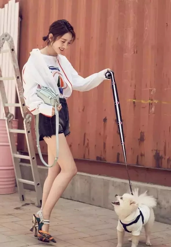 上帝吻了唐艺昕的脸,却被"不知火舞"腿抢镜,张若昀有福了