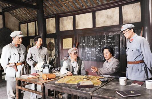 的同时,红军2月5日至9日在扎西境内连续召开会议, 讨论通过了由张闻天