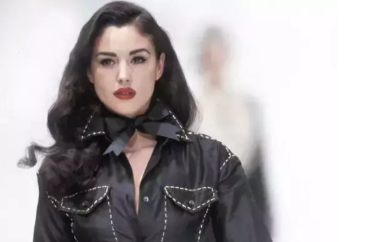 她的美貌惊艳了整个西西里小镇,50岁依旧完美演绎性感邦女郎_莫妮卡·