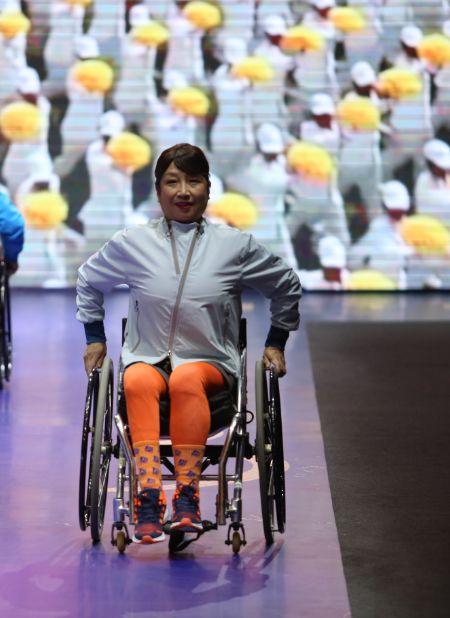 我叫龙会萍【天桥街道红舞鞋艺术团】团长身患儿麻右下肢残疾,2019年