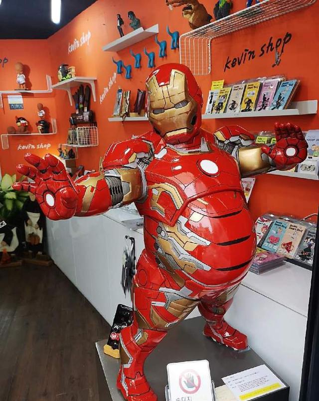 是兄弟就一起胖,陪着雷神一起胖的钢铁侠