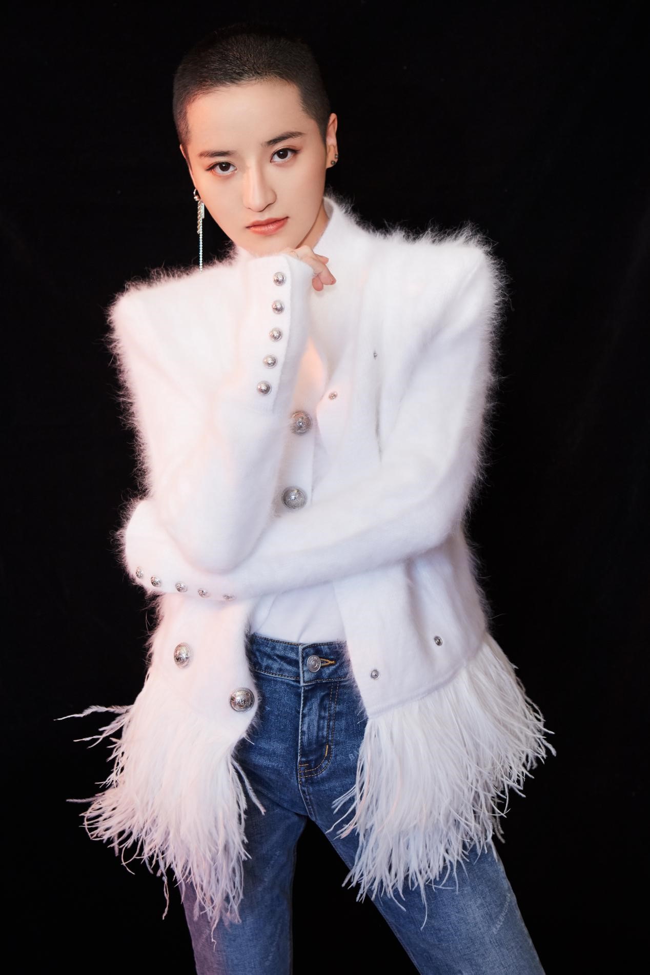 了整首歌的编曲形式,呈现了经典金曲的更多新意,也更加考验歌手的唱功