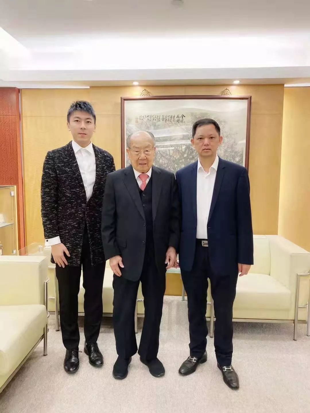 102岁陈伟南先生高度评价蔡文川创办潮创会和微笑基金,并捐善款50万元