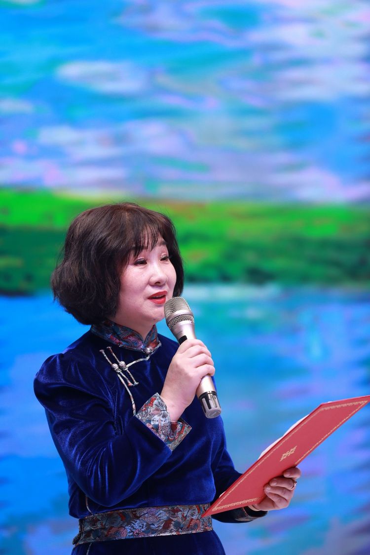诗朗诵《我心中的大草原》表演者:赵葵独唱《我的父亲是牧马人》(蒙古