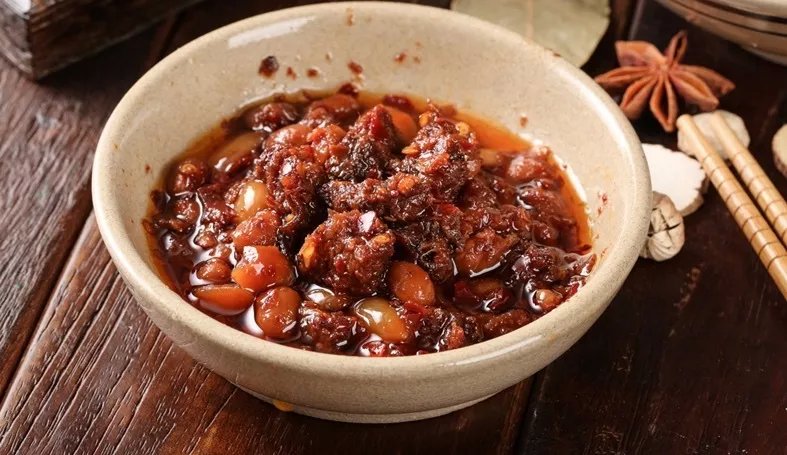 牛肉经过焯水,冷藏,切丁,熬煮多种程序,变成肉酥筋软的牛肉粒,让香菇