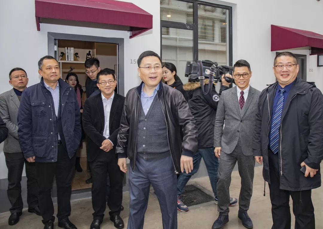 虹口区副区长周嵘一行参观虹寓丨泊寓·虹口江湾店项目并座谈