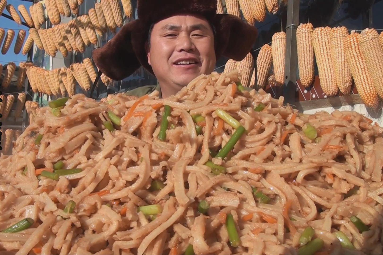 农村大锅哥,今天买了20斤炒饼,免费分给村里70岁以上老人