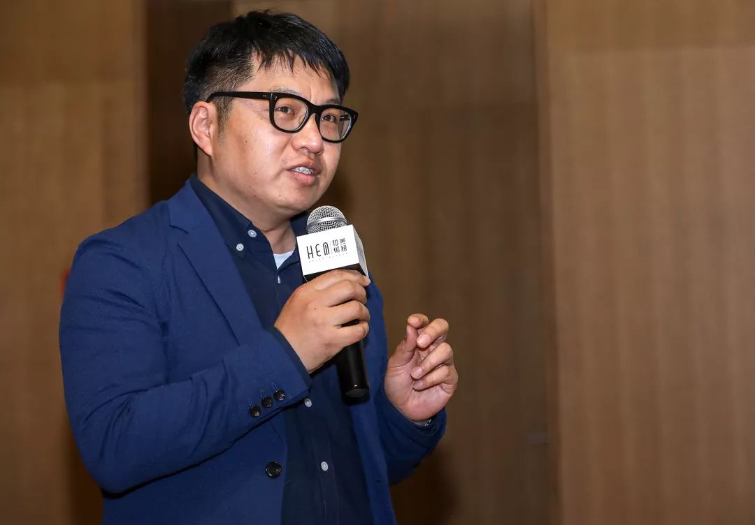 冯博一策展人胡斌教授和美术馆落成暨开馆大展新闻发布会现场和美术馆