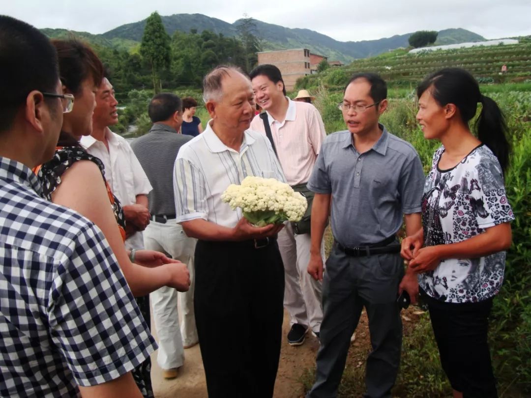 2013年10月,省计生协会常务副会长陈光普(左一,副会长刘钦锐(左三)