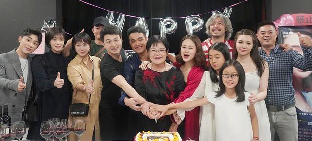 原创袁立前夫赵岭国家大剧院演出,离观众仅2米,大长腿很抢眼