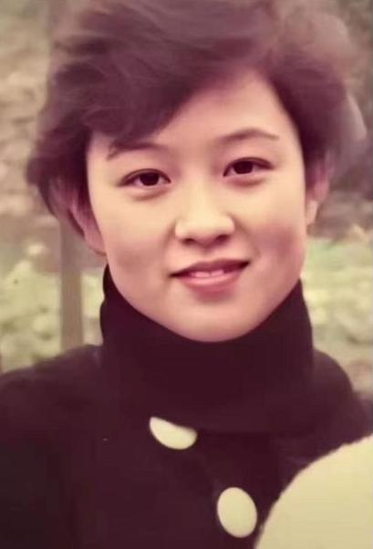 明星妈妈年轻照:宋祖儿家比不上肖战家,陈冠希妈妈是标准网红脸