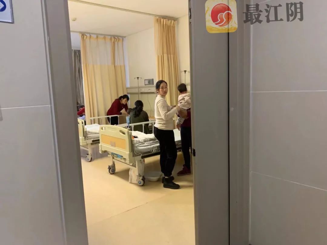 家属们在陪护 住院的孩子