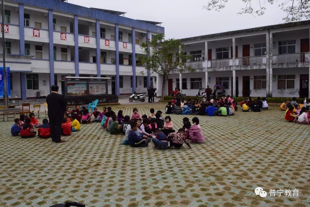 快讯科普进校园点燃科学梦市青少年宫到里湖镇七贤小学开展送教帮扶