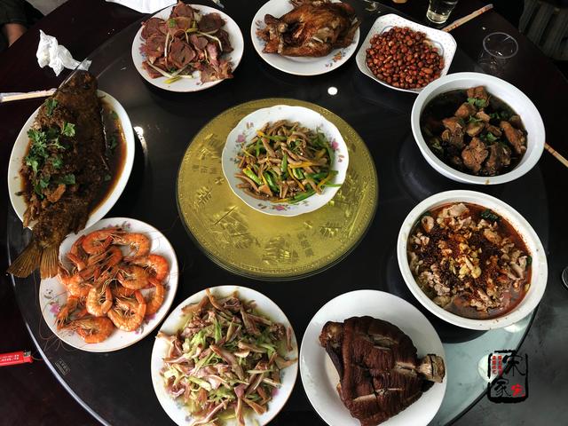 原创爷爷生日,菜刚端上桌嫂子坐下就吃,姑姑:停!老人还没动筷子