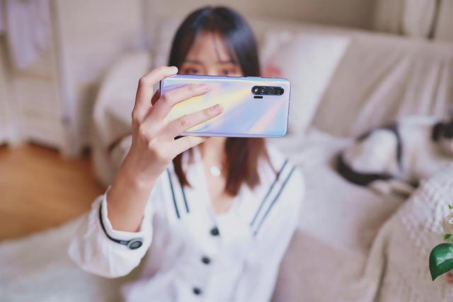 年轻人潮流自拍首选华为nova65g105前置广角比iphone11好玩