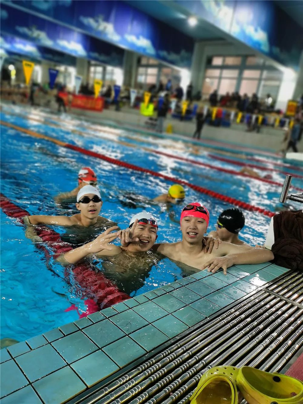 奋泳前行丽泽中学游泳队参赛纪实