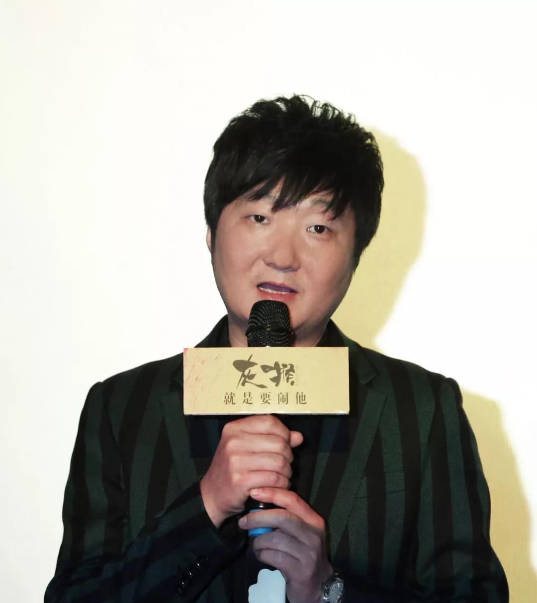 因爱上董洁他前途尽毁今现状惨淡独自现身街头神情落寞