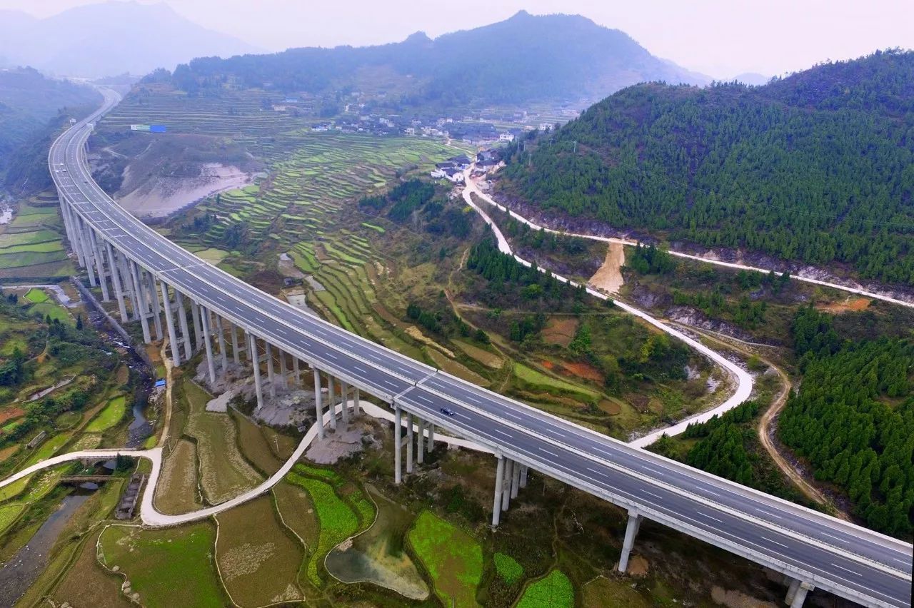 贵州在打造的一条高速公路,全长5424公里,采用双向六车道标准
