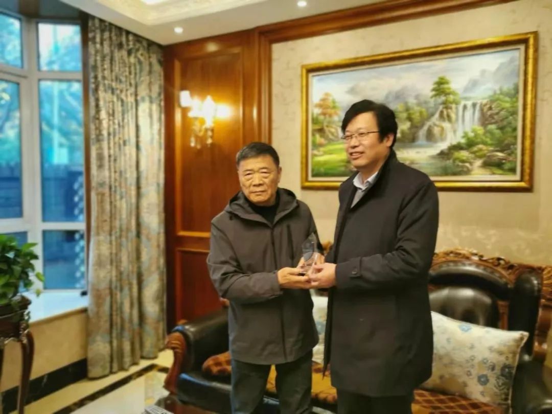 奉贤中学校长林春辉拜访老校友