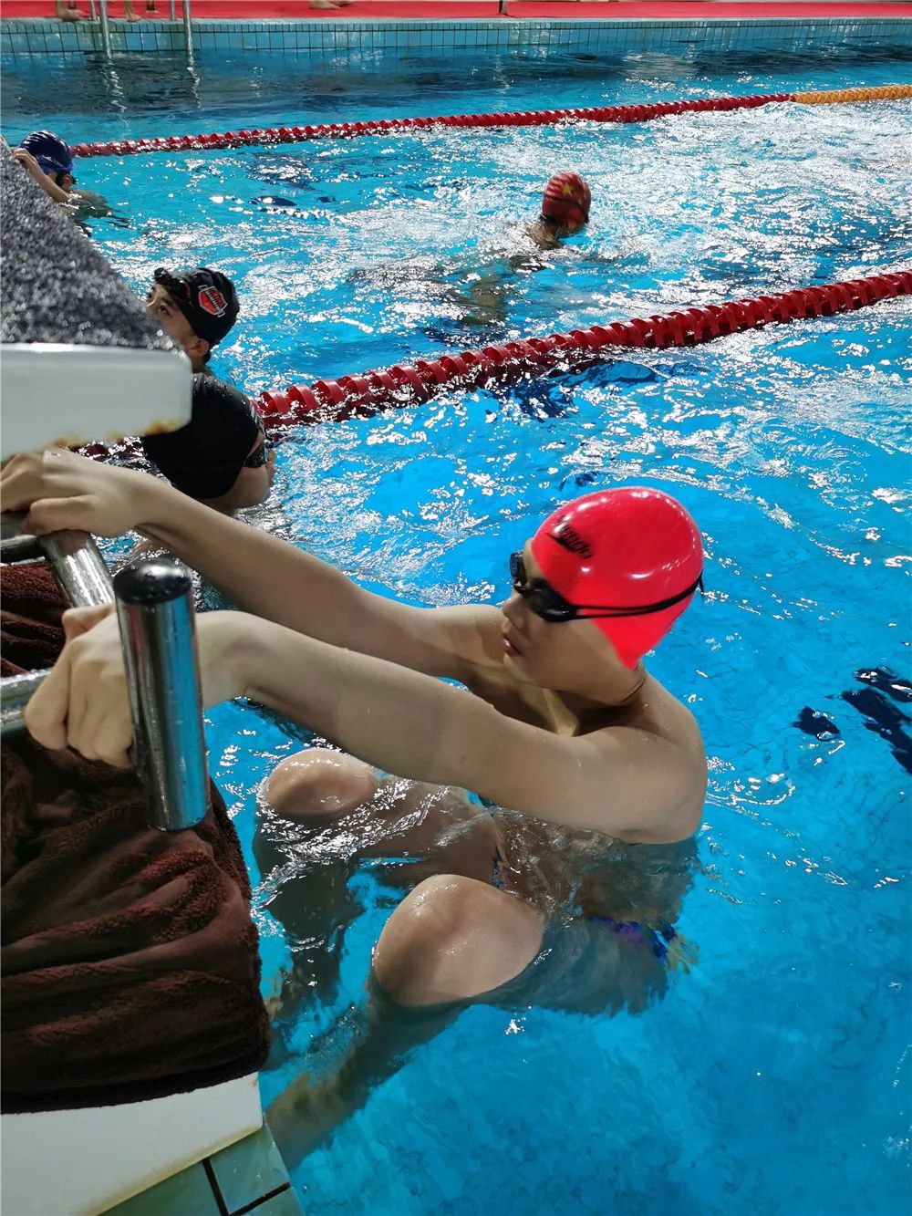 奋泳前行丽泽中学游泳队参赛纪实