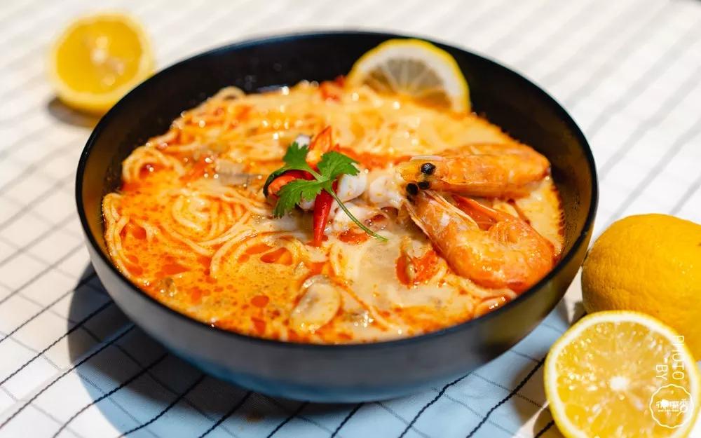 酸爽可口冬阴功面开胃麻辣酸菜鱼面冬季超暖热汤面店让你吃饱喝足不想