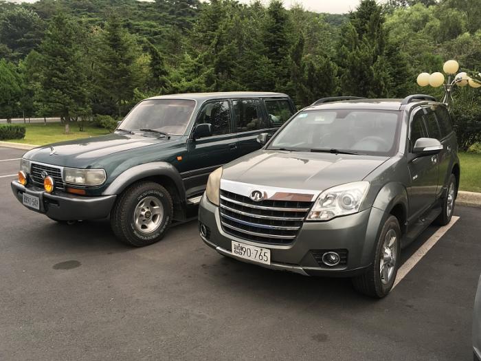 朝鲜人基本没有私家车,能骑个摩托就是有钱人了,因为对于中国车有种