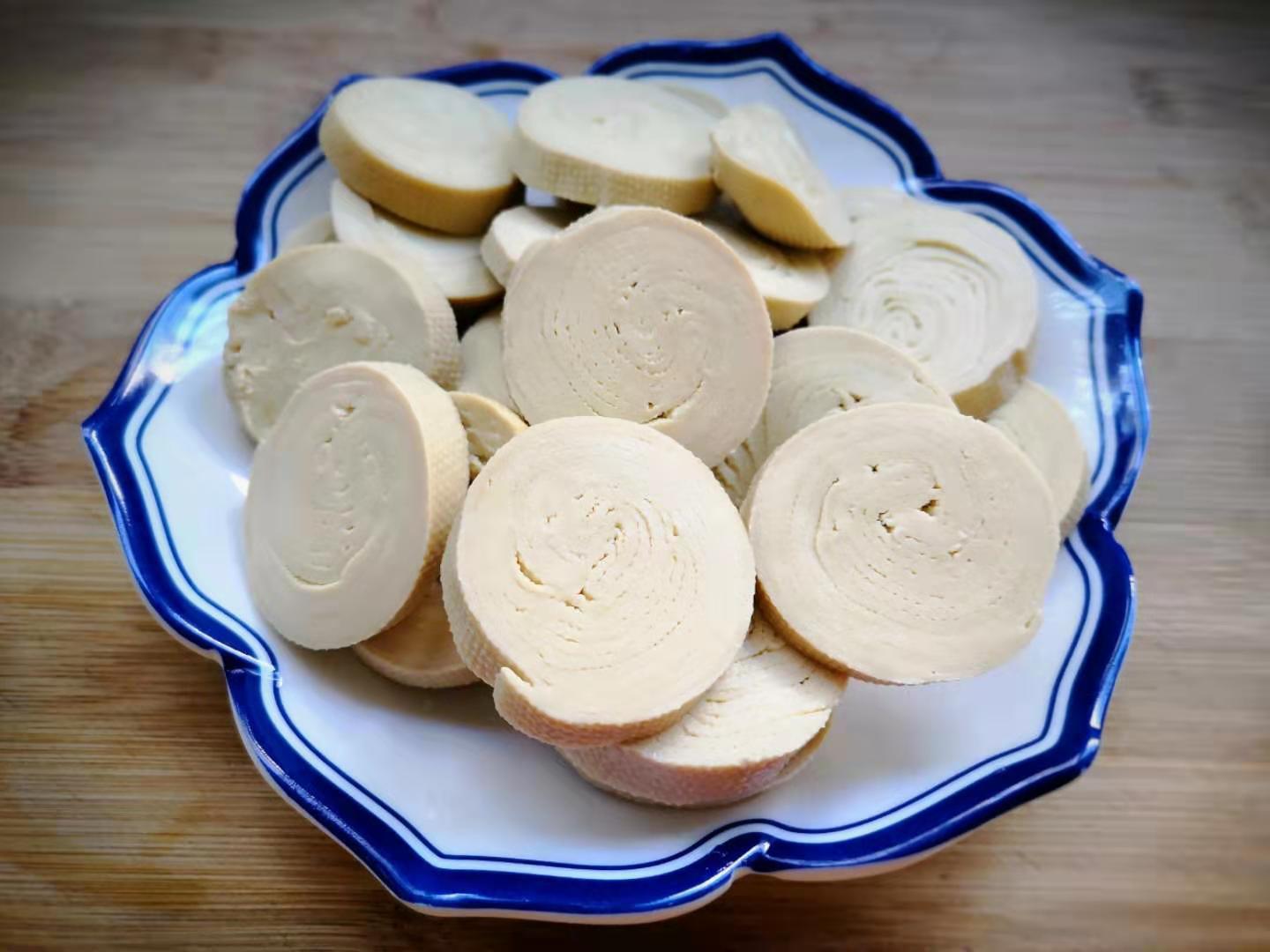 4,平底锅放适量油,放入切好的素鸡片,中火煎至两面成金黄色,盛出.