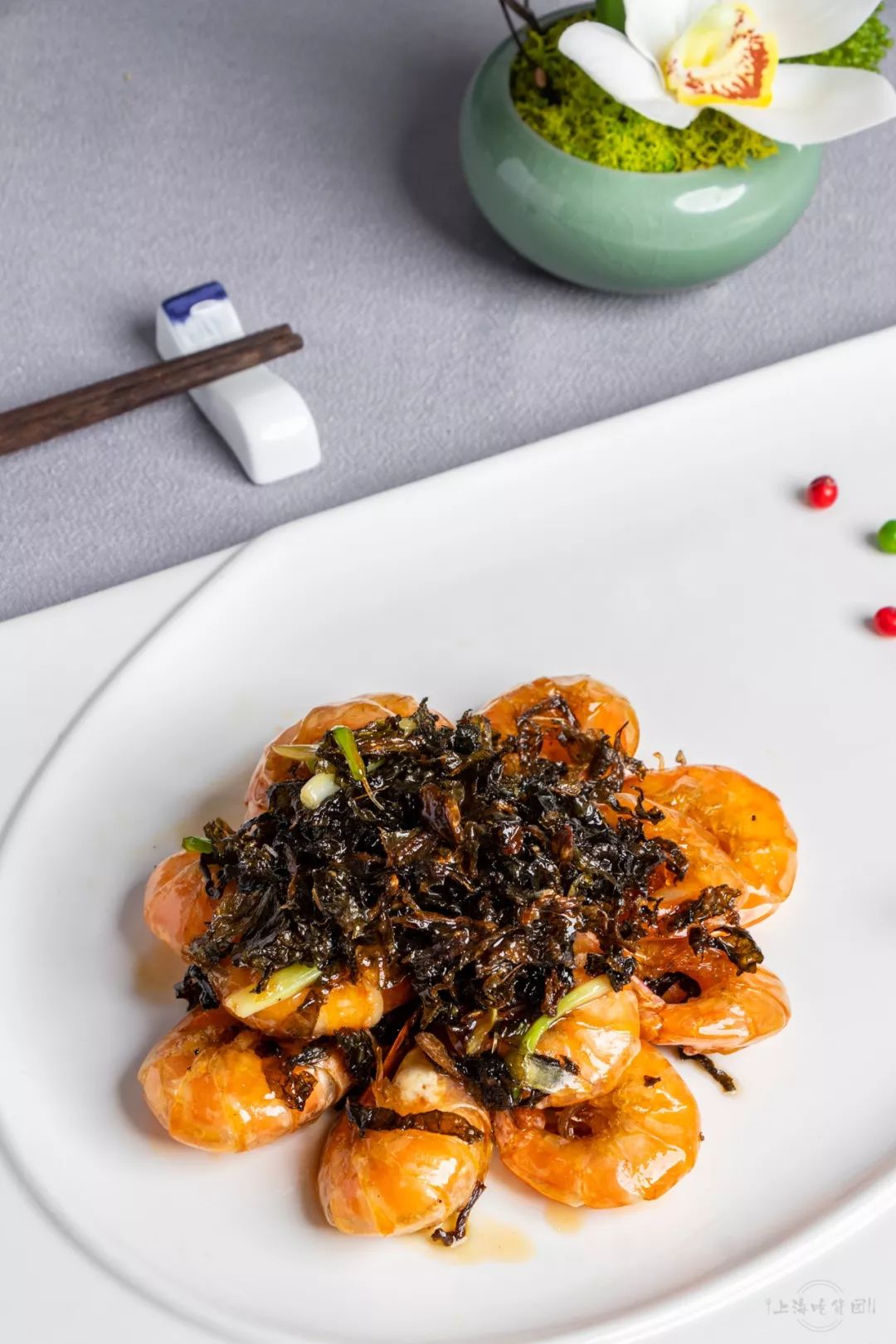 味香色亮的梅干菜油爆虾