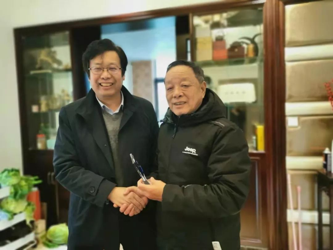 奉贤中学校长林春辉拜访老校友