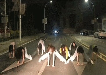 车辆被迫逆行！为拍视频，8女子躺在机动车道热舞