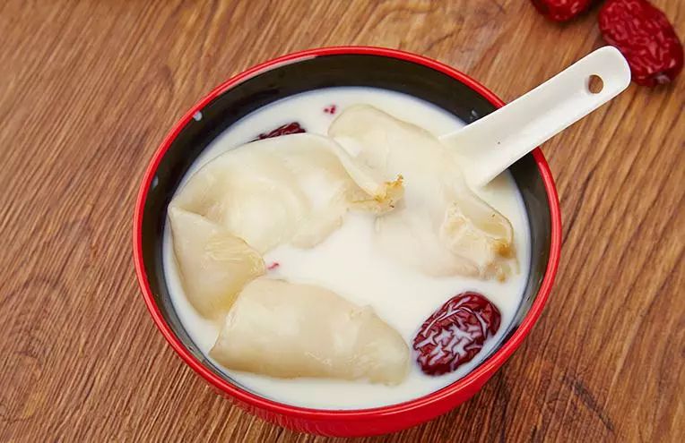 材料:花胶50g,牛奶600g,红枣2粒,枸杞数粒,冰糖适量.