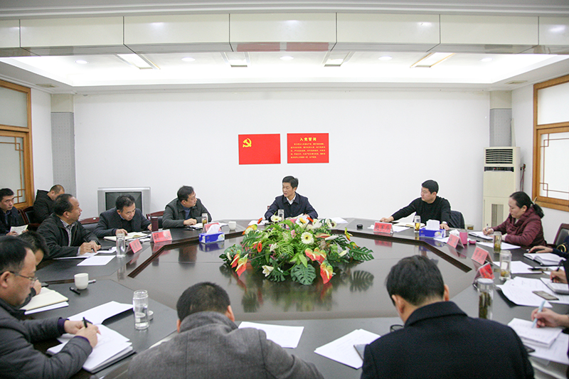 县长办公会,县政府领导赵军华等出席会议,政府办公室主要领导ji相关