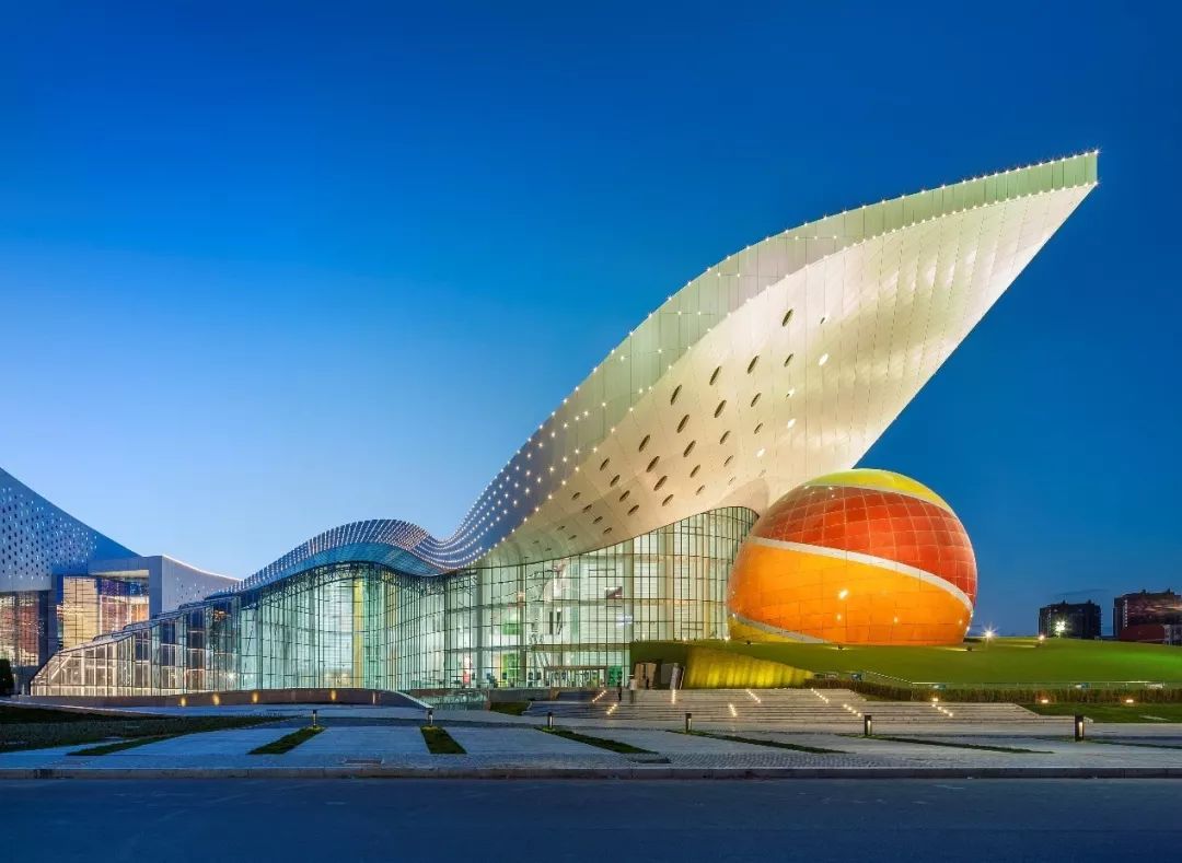 天大作品|内蒙古科技馆和演艺中心夜景照明工程采访最后,马秀峰聊起了