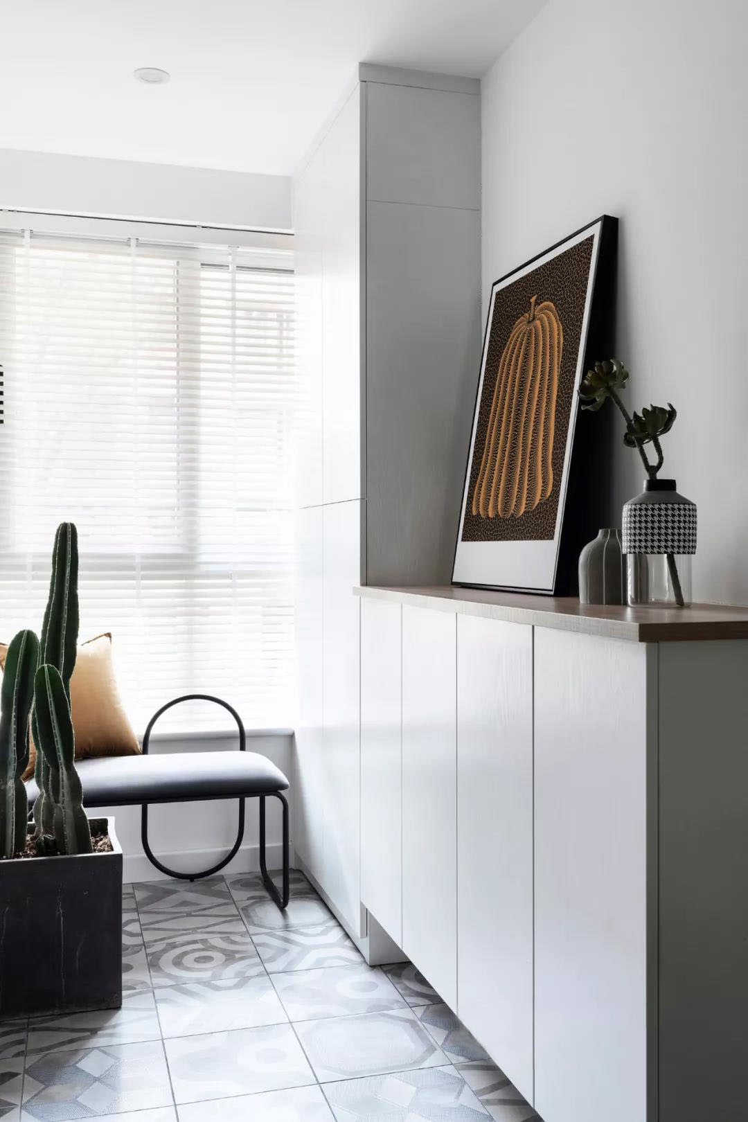 因入户区较窄,只设计了一部分柜体到顶,靠近餐厅这边则为半截柜.