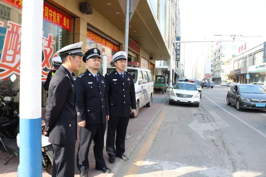 今天,陆丰东海200人多未戴头盔被交警拦下!