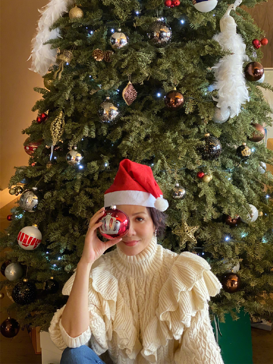 刘嘉玲欢乐过圣诞，穿毛衣撞衫小24岁郑秀妍，输了年龄却赢了气质_白色