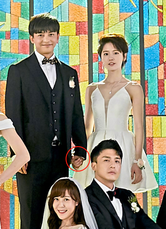 《爱情公寓5》海报曝光,看到c位是谁后,网友:终于熬出头了!_张伟和