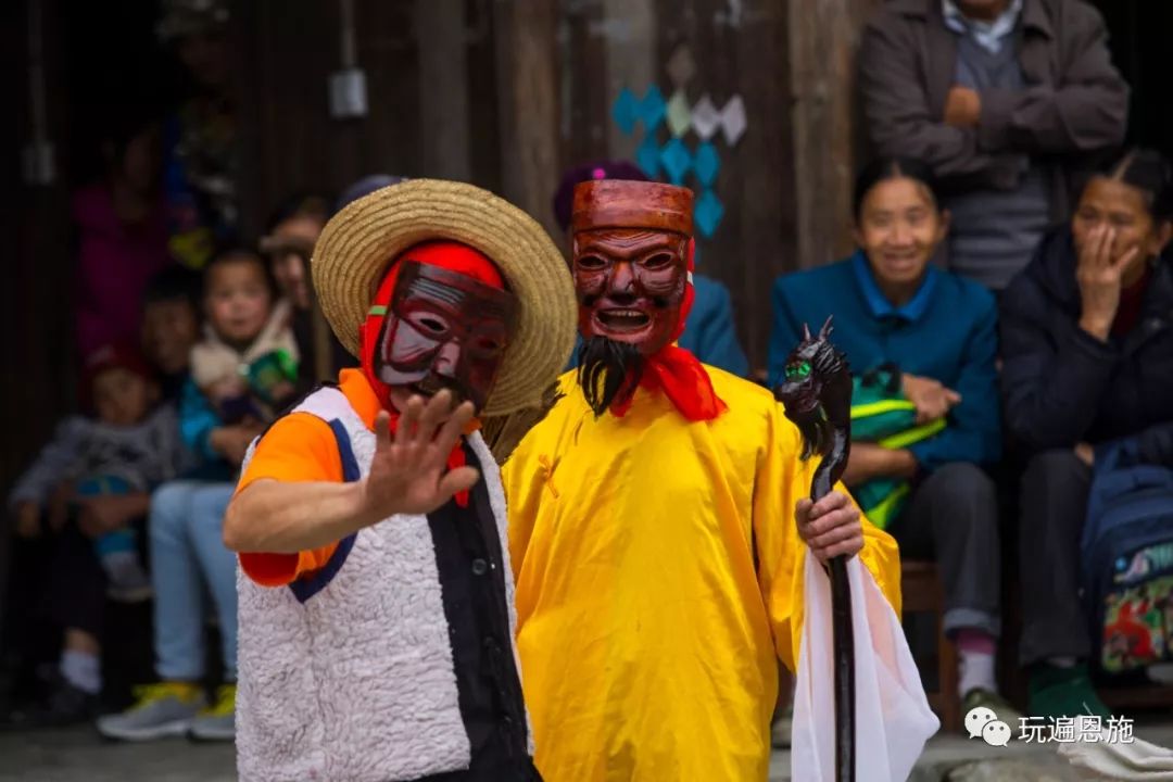 以上各种表演形式,均是在"打新春土地"基础上发展而来的,它们相同的是