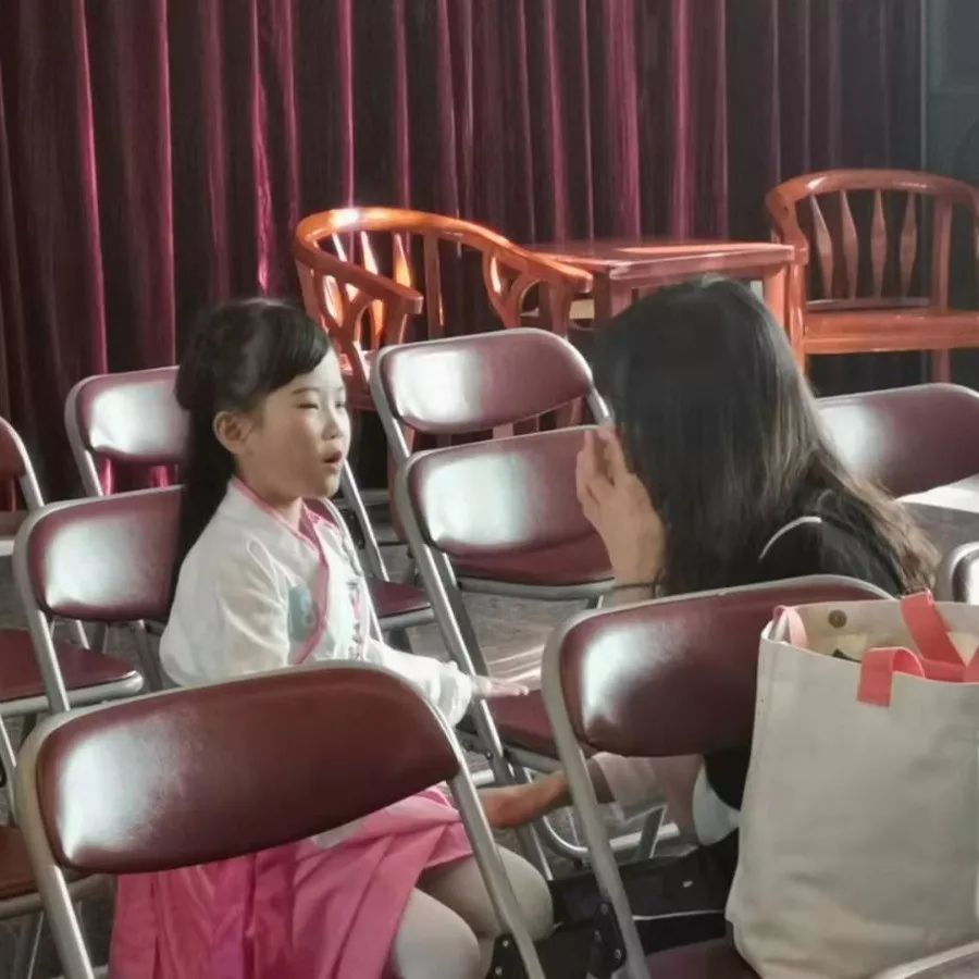 师大文学院团委科研项目导师何烨老师,资深中小学高级教师钟碧霞老师