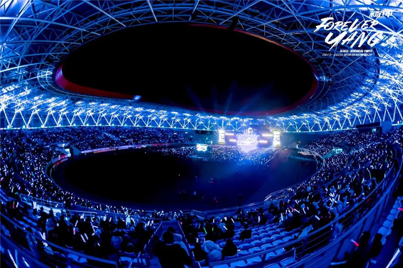 进击的巨人:杨坤演唱会舞美震撼人心!_舞台