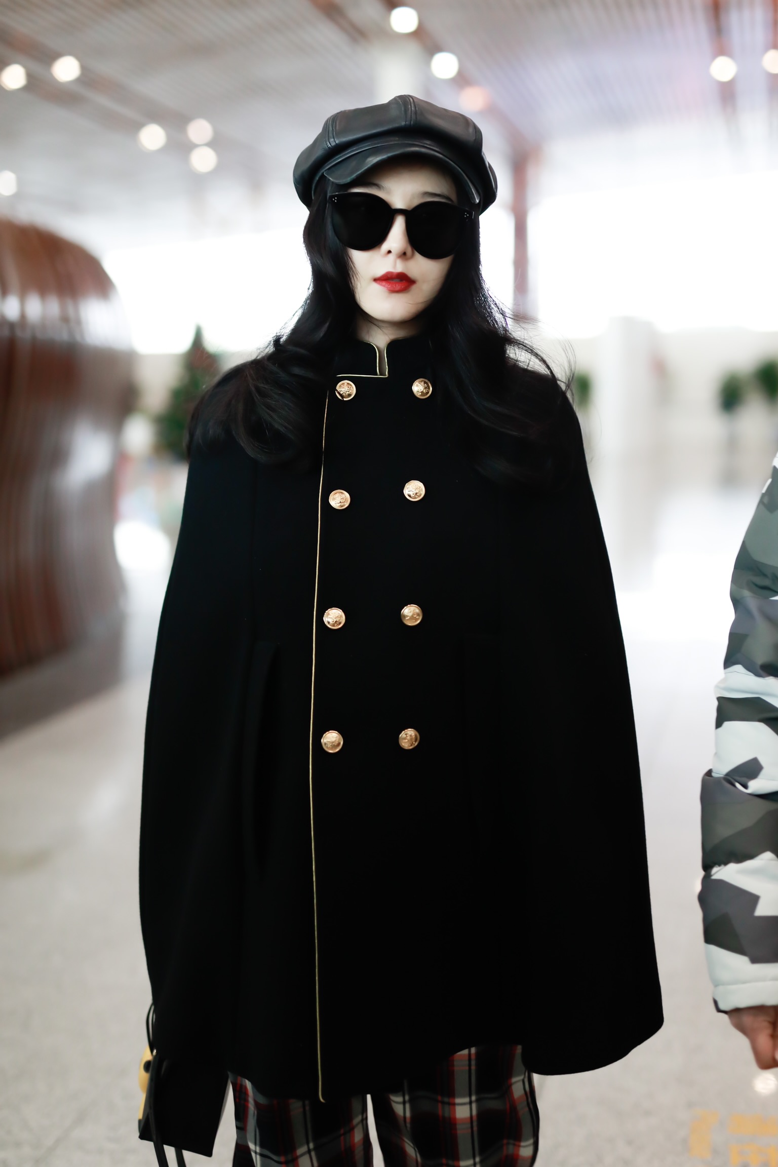 范冰冰穿格子裤披斗篷大玩混搭 雪肤红唇超吸睛