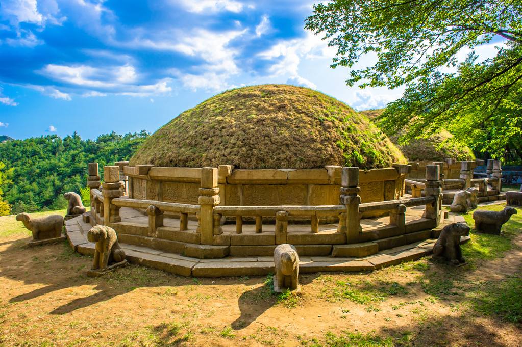 中国古代封建等级观念森严,即使有人去世了,坟墓也有严格的礼制等级